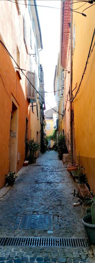 Beautiful Renovated Studio With View- Old Hyeres Luaran gambar