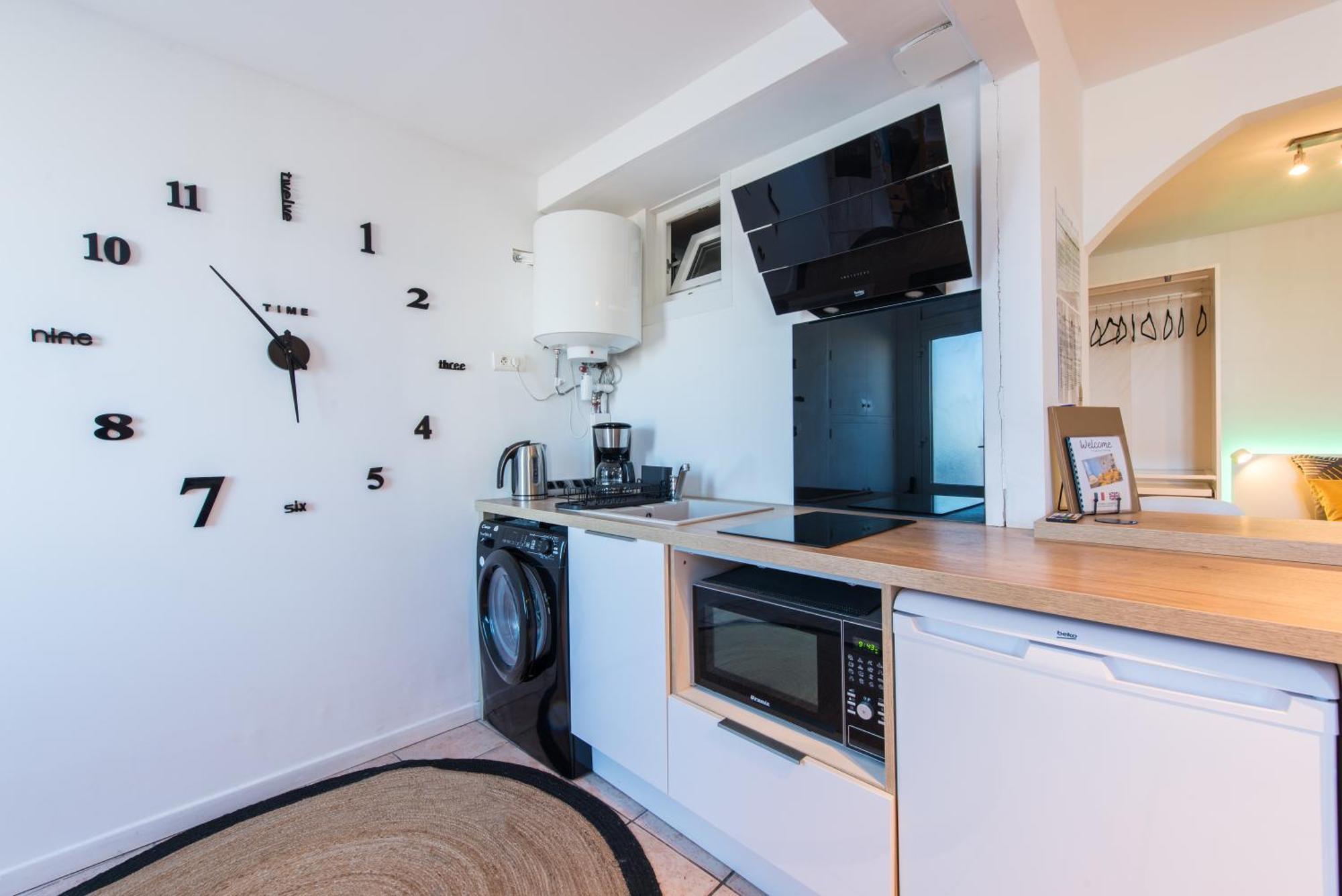 Beautiful Renovated Studio With View- Old Hyeres Luaran gambar